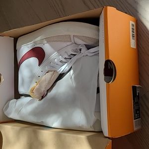 Nike Blazer Mid 77 vintage , white with burgundy nike swoosh. NOT WORN-DS SZ 10.